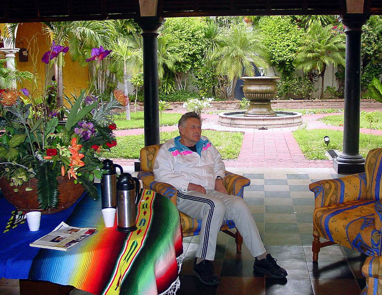 09b bob-posado.jpg (57131 bytes)