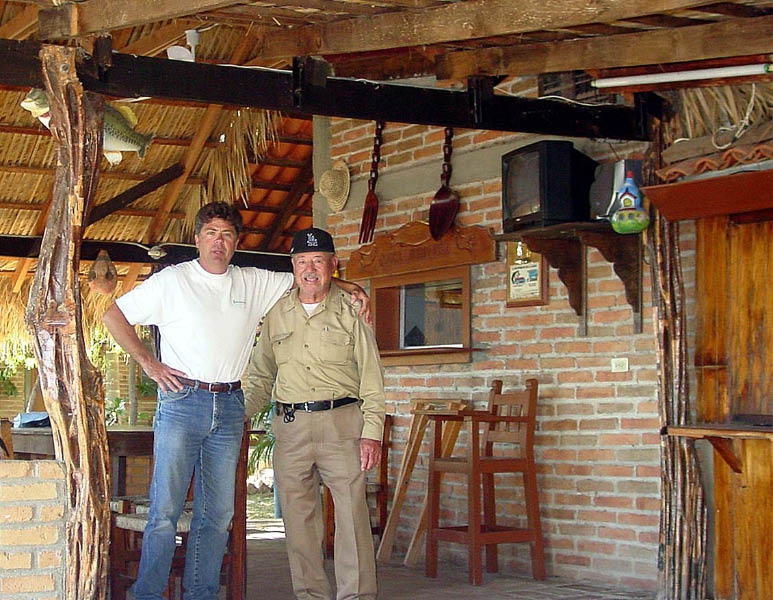 18 alexandro-at-dam.jpg (51351 bytes)